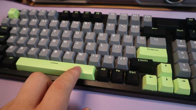 机械键盘测评：客制化与性价比的完美平衡开元棋牌雷柏V700DIY-98黑灰绿(图7)