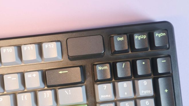机械键盘测评：客制化与性价比的完美平衡开元棋牌雷柏V700DIY-98黑灰绿(图9)